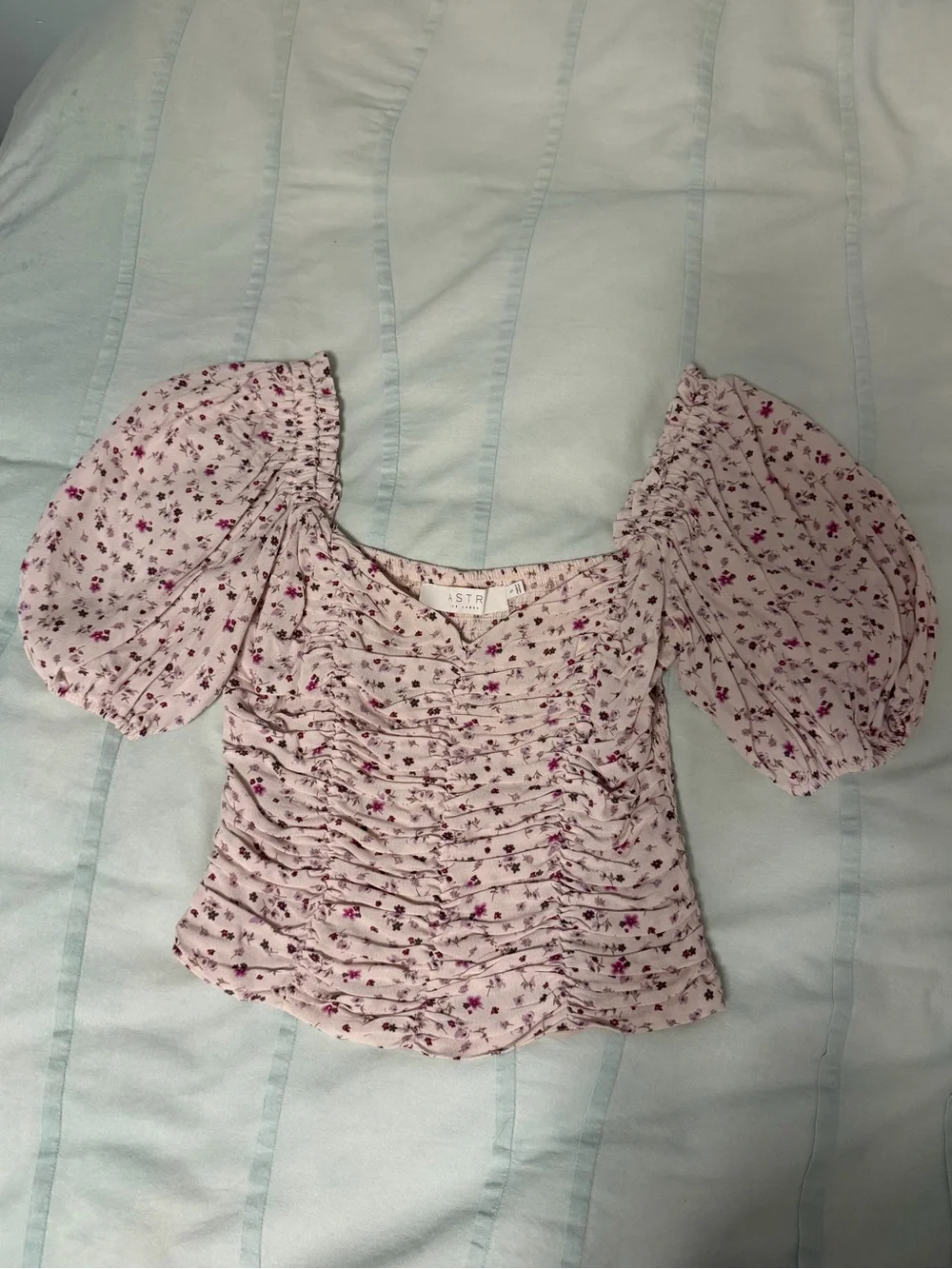 ASTR The Label Light Pink Floral Ruched Puff-Sleeve Blouse